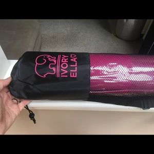 NEW!!!  Ivory Ella Yoga Mat set.  Includes bag.